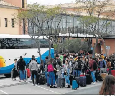  ?? JORDI LANDERO ?? Estudiante­s portuguese­s recién llegados a Punta Umbría en autobús, antes de la pandemia.