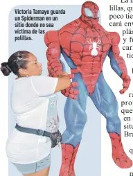  ??  ?? Victoria Tamayo guarda un Spiderman en un sitio donde no sea víctima de las polillas.