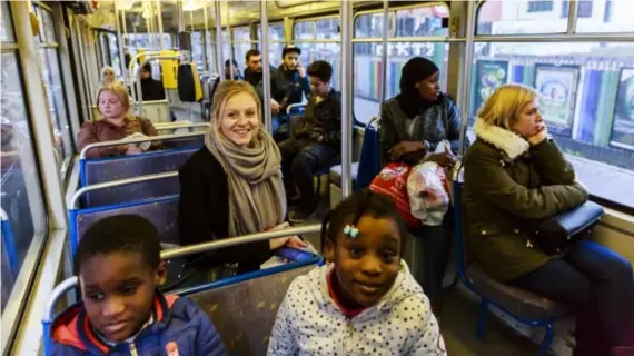  ??  ?? Onze reporter Rebecca Van Remoortere in tram 11. Wanneer ze hetzelfde traject even later te voet aflegt, is ze, als je de vertraging meerekent, sneller op haar bestemming dan met de tram.