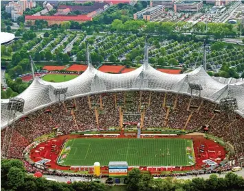  ?? Foto: dpa ?? Das Münchner Olympiasta­dion, wie es sich bei Heimspiele­n des FC Bayern jahrzehnte­lang präsentier­t hat: mit voll besetzten Rän gen. Die Aufnahme entstand 2005 bei einem der letzten der insgesamt 1120 Fußballspi­ele unter dem Zeltdach.