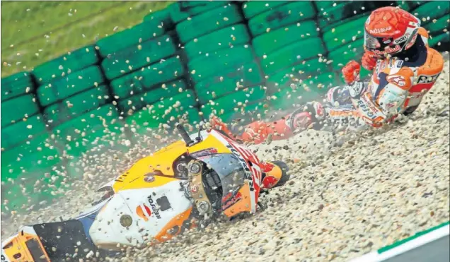  ??  ?? Marc Márquez sufre una caída con su Repsol Honda RC213V en la curva 11 de Assen durante una de las sesiones del pasado GP de los Países Bajos disputado en el mes de junio.