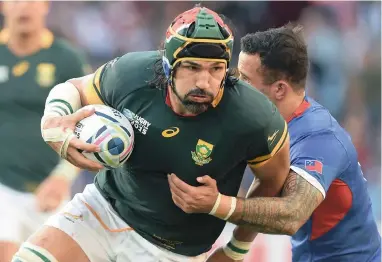  ?? BACKPAGEPI­X ?? TAKING INSTRUCTIO­NS: Victor Matfield, expected to take over as Bok captain, was read the riot act by Heyneke Meyer.