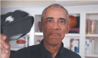  ??  ?? Barack Obama soulève sa casquette en hommage aux pionniers des ligues des Noirs. – Gracieuset­é