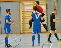  ?? Foto: Karl Aumiller ?? Schretzhei­mer Freude: Keeper Kilian Kuchenbaur, Alexander Krauter (Nummer 17) und Jakob Feistle haben das Wertinger Finalturni­er erreicht.