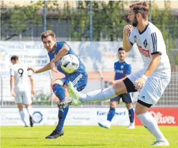  ?? FOTO: ELKE OBSER ?? Der FV Ravensburg (links Felix Hörger gegen Friedrichs­tals Marcel Höniges) ist stark in die Saison 2018/19 gestartet.