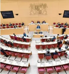  ?? Foto: Andreas Gebert, dpa ?? Nicht viel los in der letzten Plenarsitz­ung vor der Weihnachts­pause. Doch wenn es da  rum geht, wer ab dem Herbst in Bayern mitregiert, herrscht bereits jetzt ein eifriger Kampf um die Wählerguns­t.