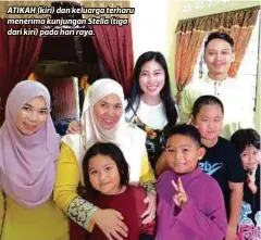  ??  ?? ATIKAH (kiri) dan keluarga terharu menerima kunjungan Stella (tiga dari kiri) pada hari raya.