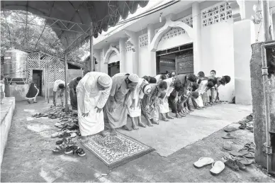  ??  ?? END OF RAMADAN – Muslim residents of Barangay Payawan in Balo-i, Lanao del Norte gather for mass prayers on Eid’l Fitr at the close of the Holy Month of Ramadan on Sunday, May 24. Several Muslim leaders and groups have ordered the suspension of such mass gatherings to prevent the spread of the coronaviru­s disease 2019 (COVID-19). (Bonita L. Ermac)