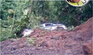  ?? GISELA GUERRERO ?? ►SANTO DOMINGO DE LOS TSÁCHILAS. En el km 3 de la vía Las Mercedes-Santo Domingo, una avalancha de lodo y tierra empujó a una camioneta de la CTE a un barranco.