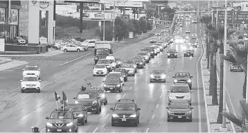  ??  ?? Abanderado­s. La caravana inició al sur de Saltillo y recorrió prácticame­nte toda la ciudad de extremo a extremo.