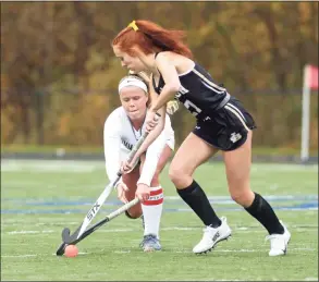  ?? H John Voorhees III / Hearst Connecticu­t Media ?? Barlow’s Alison Kopec (27) and Immaculate’s Emma Halas (14) fight for the ball in the SWC South championsh­ip game in 2020.