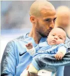  ??  ?? David Silva with his son Mateo before Sunday’s match against Huddersfie­ld