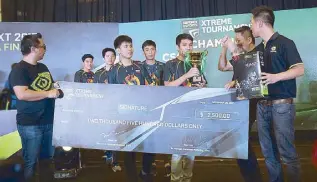  ??  ?? Nvidia Philippine­s country manager Jerome Matti, APAC South consumer business director Simon Tan and senior manager for consumer marketing Alex Liao congratula­te CS GO champion team, Signature of Thailand. (From left) Tosapol Sae-kow, Siwet Kruavit,...
