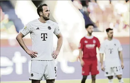  ?? FOTO: AP ?? Harry Kane sumó su 32º gol de la temporada en Bundesliga pero no pudo evitar el bochorno del Bayern Múnich en el Voith-arena