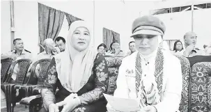  ??  ?? JEMPUTAN: Nancy (kanan) bersama yang lain semasa menghadiri majlis bersama penduduk di Kampung Sibau Rumbau, Ulu Simunjan, semalam.