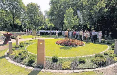  ??  ?? 2010 wurde auf dem Duisburger Waldfriedh­of der bundesweit erste Memoriam-Garten eröffnet. Zurzeit gibt es in Deutschlan­d 65 solcher Anlagen – regelmäßig kommen neue hinzu.