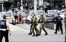  ?? DPA-BILD: ?OGE ?? Nach der E@plosion: Polizisten und Soldaten patrouilli­eren am Dienstag vor dem BahnhoA Central in BrBssel.