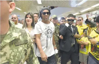  ??  ?? El exfutbolis­ta brasileño Ronaldinho Gaúcho a su llegada a nuestro país en marzo último, acompañado de la empresaria Dalia López, quien permanece con paradero desconocid­o.