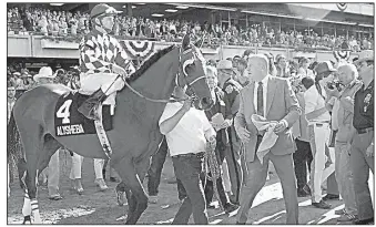  ?? AP file photo ?? Trainer Jack Van Berg accompanie­s jockey Chris McCarron and 1987 Kentucky Derby and Preakness winner Alysheba after failing to win that year’s Triple Crown in the Belmont Stakes. Van Berg, a Hall of Fame trainer, died Wednesday in Little Rock at the...