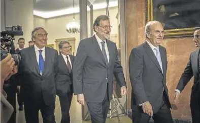  ?? CARLOS MONTAÑÉS ?? Juan Rosell, Mariano Rajoy y la cúpula de la patronal catalana, ayer en Barcelona.