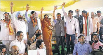  ?? HT ?? Himachal Congress incharge Rajni Patil with other state leaders at a convention in Una on Saturday.