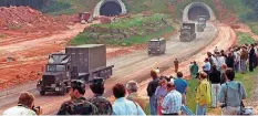  ?? FOTO: WÄRNER/DPA ?? Das Archivfoto zeigt Schaulusti­ge und Journalist­en, die am 17. Juli 1990 in Clausen die Probe zur „Aktion Lindwurm“beobachten.