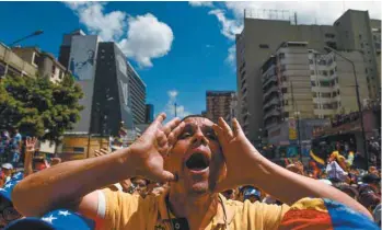  ?? FEREDICO PARRA AGENCE FRANCE-PRESSE ?? Un partisan de l’opposant Juan Guaidó pendant une manifestat­ion à Caracas, mardi. Des dizaines de milliers de manifestan­ts se sont rassemblés dans tout le pays pour accroître la pression sur l’armée.