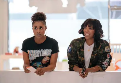  ??  ?? Issa Rae et Yvonne Orji, ( Insecure, saison 3)