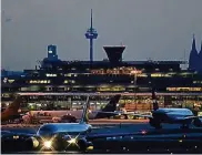  ?? FOTO: DPA ?? Am Flughafen wird im Oktober unter anderem der Belag der großen Start- und Landebahn ausgebesse­rt.