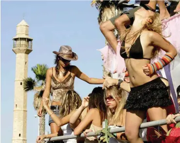  ?? Foto: AFP/Gali Tibbon ?? Eigentlich keine Frage, welche Stadt besser zum Geist des ESC passt: Loveparade in Tel Aviv