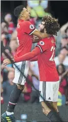  ?? FOTO: EFE ?? Lingard y Fellaini se abrazan