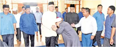  ??  ?? SOLAT JUMAAT: Perdana Menteri Datuk Seri Mohd Najib Tun Abdul Razak menunaikan solat Jumaat bersama kira-kira 3,000 umat Islam di Masjid Universiti Malaysia Sabah (UMS).
Solat tersebut diimamkan Pegawai Hal Ehwal Islam Kanan, Pusat Islam UMS, Razali...