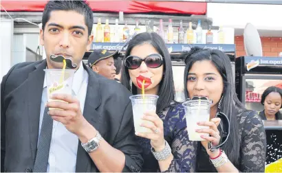  ?? Picture: Gallo Images ?? LIP-SYNC. Racegoers during the Vodacom Durban July at Greyville Racecourse.