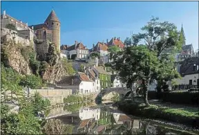  ??  ?? Charmante escale, Semur-en-Auxois permet de rayonner dans les environs.