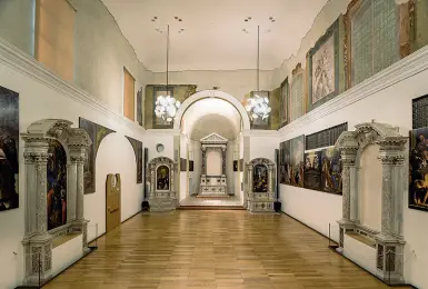  ??  ?? Curato da Tobia Scarpa L’interno della chiesa di San Teonisto a Treviso (Corrado Piccoli). Nella foto piccola, da sinistra, Marco Tamaro (direttore della Fbsr), Luciano Benetton e il sindaco di Treviso Giovanni Manildo