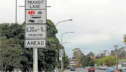  ?? FELICITY REID/STUFF ?? A builder has appealed his ticket for driving in an Akoranga Drive transit lane.