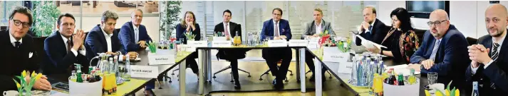  ?? FOTO: MÜLLER ?? Ein Dutzend Experten aus verschiede­nen Bereichen – Projektent­wickler, Makler, Stadtverwa­ltung, Finanziere­r – diskutiert­en am Runden Tisch der Rheinische­n Post im Verlagshau­s in Heerdt.