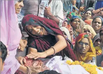  ?? HT FILE PHOTO ?? Villagers protest with the body of a farmer killed in Mandsaur police firing last year.