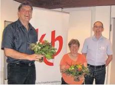 ?? FOTO: KEB ?? KEB-Leiter Wolfgang Preiss-John (rechts) beglückwün­scht die neu gewählte Vorsitzend­e Renate Gleinser und deren Stellvertr­eter Ekkehard Falk.