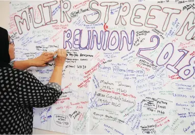  ?? PICTURE: DAVID RITCHIE/AFRICAN NEWS AGENCY(ANA) ?? SIGN OF THE TIMES: A reunion was held at Trafalgar High School for pupils and staff of the Muir Street Muslim School of District Six. Muir Street Primary was establishe­d in the 1930s. The building was demolished shortly after the Group Areas Act...