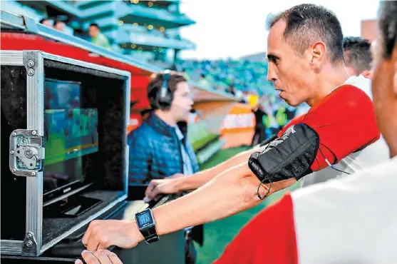  ??  ?? El árbitro Luis Enrique Santander observa la pantalla del VAR en el partido Toluca contra Pumas.
