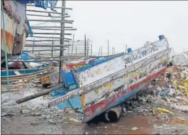  ?? VIJAY BATE/HT PHOTO ?? A fishing boat lies damaged owing to strong winds and heavy rain caused by Cyclone Tauktae at Madh Jetty, on Tuesday.