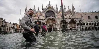  ?? Foto: AFP ?? Überschwem­mter Markusplat­z. Auch die Krypta des Doms steht unter Wasser.