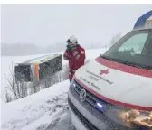  ??  ?? Bei Aich in Österreich kam am Montag ein Reisebus bei starkem Schneetrei­ben von der Straße ab.