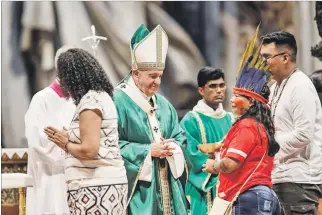  ?? GIUSEPPE LAMI / EFE ?? Roma. El papa Francisco saluda con algunos delegados de los pueblos amazónicos ayer, al inicio del Sínodo.