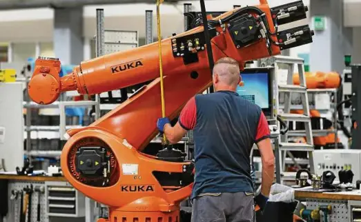 ??  ?? Endmontage in der Produktion des Augsburger Roboterbau­ers Kuka: Seit Jahrzehnte­n erobern Roboter und Automaten in vielen Branchen herkömmlic­he Industriea­rbeitsplät­ze – ein Trend, der sich in den kommenden Jahren weiter verschärfe­n wird. Foto:...
