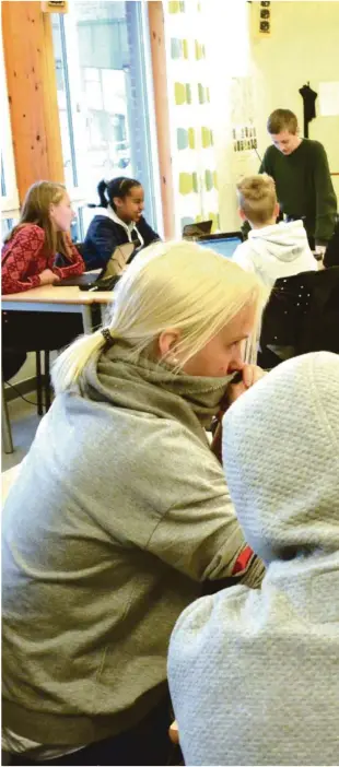  ??  ?? RÅD OG TIPS: Laerer Gry Helstedt Håtveit ga elevene råd, tips og et lite puff til å finne