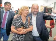  ??  ?? Matallanas se hace un selfie con Carmena.