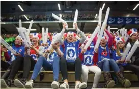  ??  ?? STEMNING: Norge og Island startet håndballfe­sten i Sotra Arena torsdag.