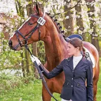  ??  ?? Die beiden Models Paula und Paul in Turnierout­fits der Marken 4Horses und 4Riders, die exklusiv in allen EQUIVA-Märkten und unter www.equiva.com erhältlich sind.